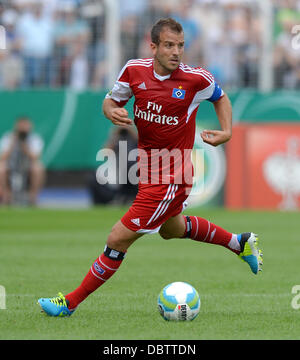 Jena, Germania. 04 Ago, 2013. Di Amburgo Rafael van der Vaart gioca la palla durante il primo round DFB Cup match tra SV Schott Jena e Hamburger SV A Ernst-Abbe-Sportfeld in Jena, Germania, 04 agosto 2013. Foto: THOMAS EISENHUTH/dpa/Alamy Live News Foto Stock