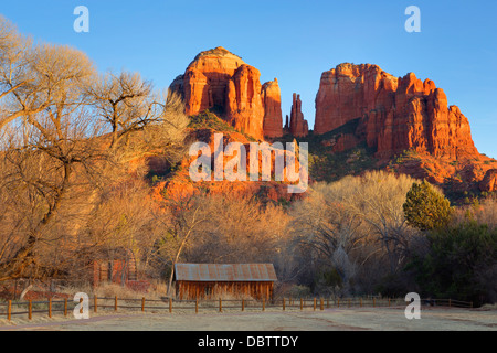 Cattedrale Rock al Red Rock attraversando Sedona, in Arizona, Stati Uniti d'America, America del Nord Foto Stock