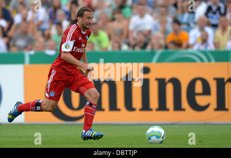 Jena, Germania. 04 Ago, 2013. Amburgo, Petr Jiracek gioca la palla durante il primo round DFB Cup match tra SV Schott Jena e Hamburger SV A Ernst-Abbe-Sportfeld in Jena, Germania, 04 agosto 2013. Foto: THOMAS EISENHUTH/dpa/Alamy Live News Foto Stock