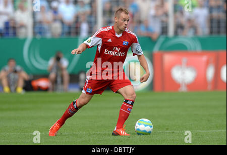 Jena, Germania. 04 Ago, 2013. Di Amburgo Maximilian Beister gioca la palla durante il primo round DFB Cup match tra SV Schott Jena e Hamburger SV A Ernst-Abbe-Sportfeld in Jena, Germania, 04 agosto 2013. Foto: THOMAS EISENHUTH/dpa/Alamy Live News Foto Stock