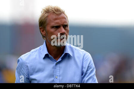 Jena, Germania. 04 Ago, 2013. Amburgo è capo allenatore Thorsten Fink si affaccia su durante il primo round DFB Cup match tra SV Schott Jena e Hamburger SV A Ernst-Abbe-Sportfeld in Jena, Germania, 04 agosto 2013. Foto: THOMAS EISENHUTH/dpa/Alamy Live News Foto Stock