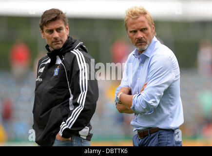 Jena, Germania. 04 Ago, 2013. Amburgo è capo allenatore Thorsten Fink (R) e direttore sportivo Oliver Kreuzer guardare durante il primo round DFB Cup match tra SV Schott Jena e Hamburger SV A Ernst-Abbe-Sportfeld in Jena, Germania, 04 agosto 2013. Foto: THOMAS EISENHUTH/dpa/Alamy Live News Foto Stock