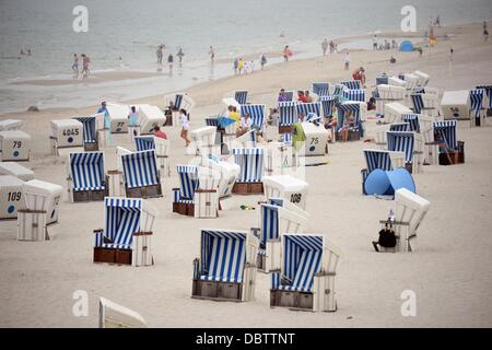 Le sedie a sdraio sono vuoti presso la spiaggia di Kampen sull'isola di Sylt, Germania, 26 luglio 2013. Foto: Jens Kalaene Foto Stock