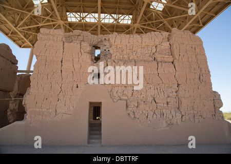 Casa Grande (Grande casa) rovine del monumento nazionale, la casa del Deserto di Sonora, persone Coolidge, Arizona, Stati Uniti d'America Foto Stock
