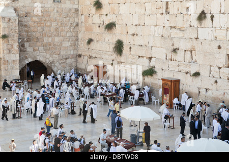 Gli uomini ebrei in preghiera al Muro del Pianto, Gerusalemme, Israele. Foto Stock