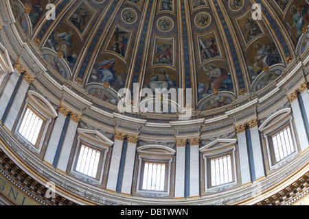 Cupola e affreschi nella Basilica di San Pietro, il Vaticano, Roma, Lazio, l'Italia, Europa Foto Stock