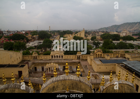 Vista di Jaipur dal tetto dell'Hawa Mahal Palace costruito per il maharaja Sawai Pratap Singh di Lal Chand Ustad nel 1799 Foto Stock