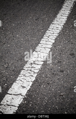 Vecchia linea bianca in prospettiva. La segnaletica stradale Foto Stock
