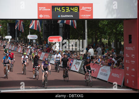 Il centro commerciale di Londra, Regno Unito. 04 Ago, 2013. La finitura vista dritto del London Surrey 100 sul Mall rivestiti di spettatori e piloti circa per attraversare la linea del traguardo Credito: Malcolm Park/Alamy Live News Foto Stock