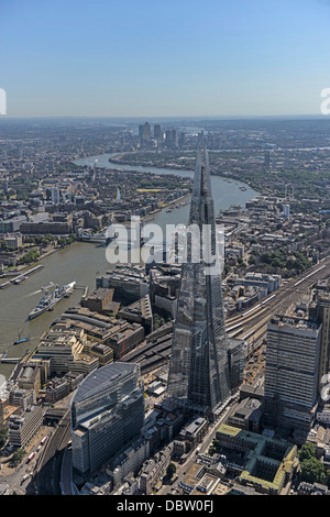 Fotografia aerea di Londra guardando dal Shard verso est lungo il fiume Tamigi con il Tower Bridge e da Canary Wharf Foto Stock