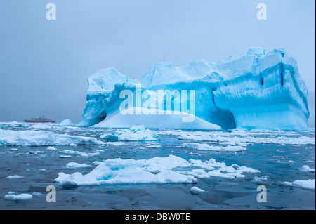 Iceberg nelle acque antartiche, Enterprise Isola, Antartide, regioni polari Foto Stock