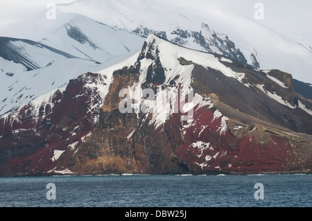 Rocce colorate in corrispondenza del cratere vulcanico, isola Deception, a sud le isole Shetland, Antartide, regioni polari Foto Stock