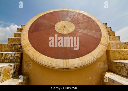 Il Jantar Mantar astronomical giardini in Jaipur India Foto Stock