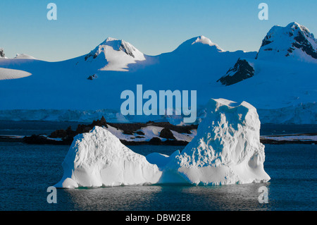 Iceberg illuminato nel sole, Half Moon Bay, a sud le isole Shetland, Antartide, regioni polari Foto Stock