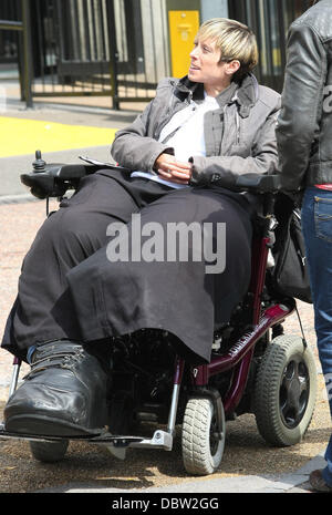 Mandy Sellars al di fuori della ITV studios. Mandy, che soffre di una condizione rara che ha lasciato il suo con gambe di peso superiore a 10 pietra, è stato dato un nuovo contratto di locazione di vita dopo aver uno dei giganti amputazione degli arti. Il 36 anni di Accrington, Lancashire, ha una condizione simile alla sindrome di Proteus, la stessa condizione subito dall 'Elephant Man' Joseph Merrick. Londra, Inghilterra Foto Stock