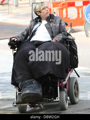 Mandy Sellars al di fuori della ITV studios. Mandy, che soffre di una condizione rara che ha lasciato il suo con gambe di peso superiore a 10 pietra, è stato dato un nuovo contratto di locazione di vita dopo aver uno dei giganti amputazione degli arti. Il 36 anni di Accrington, Lancashire, ha una condizione simile alla sindrome di Proteus, la stessa condizione subito dall 'Elephant Man' Joseph Merrick. Londra, Inghilterra Foto Stock