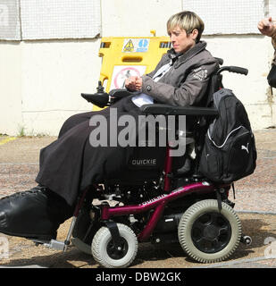 Mandy Sellars al di fuori della ITV studios. Mandy, che soffre di una condizione rara che ha lasciato il suo con gambe di peso superiore a 10 pietra, è stato dato un nuovo contratto di locazione di vita dopo aver uno dei giganti amputazione degli arti. Il 36 anni di Accrington, Lancashire, ha una condizione simile alla sindrome di Proteus, la stessa condizione subito dall 'Elephant Man' Joseph Merrick. Londra, Inghilterra Foto Stock