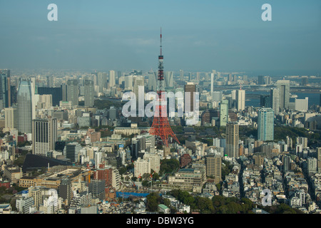 Vista sulla Tokyo con la Tokyo Tower, dai Mori Tower, Roppongi Hills, Tokyo, Giappone, Asia Foto Stock