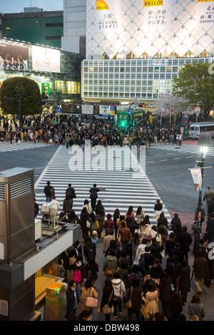 Persone in attesa sulla strada più trafficato incrocio, incrocio di Shibuya, Tokyo, Giappone, Asia Foto Stock