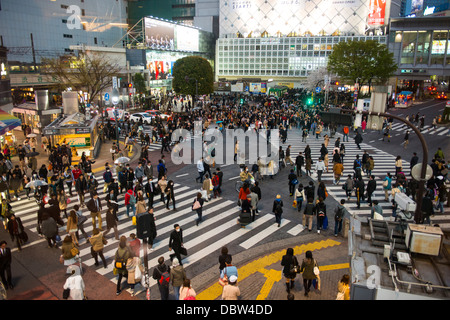 Le persone che attraversano la strada più trafficato incrocio, incrocio di Shibuya, Tokyo, Giappone, Asia Foto Stock