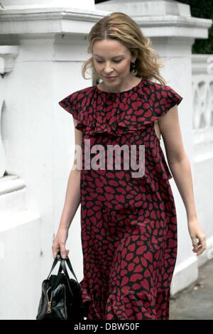 Kylie Minogue di uscire di casa per andare a Coutts Bank di Londra, Inghilterra - 26.08.11 Foto Stock