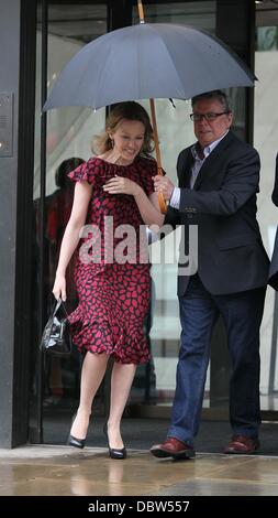 Kylie Minogue lasciando Coutts Bank di Londra, Inghilterra - 26.08.11 Foto Stock