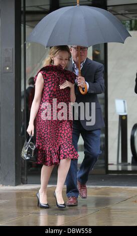 Kylie Minogue lasciando Coutts Bank di Londra, Inghilterra - 26.08.11 Foto Stock