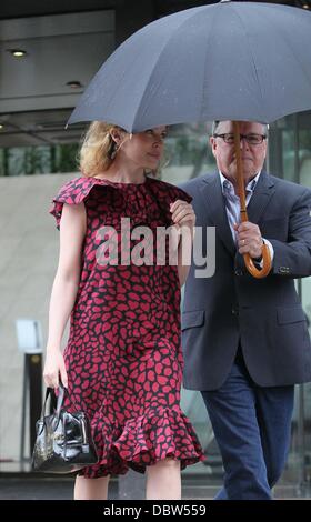 Kylie Minogue lasciando Coutts Bank di Londra, Inghilterra - 26.08.11 Foto Stock