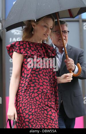 Kylie Minogue lasciando Coutts Bank di Londra, Inghilterra - 26.08.11 Foto Stock