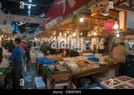 Il Mercato del Pesce di Tsukiji, Tokyo, Giappone, Asia Foto Stock