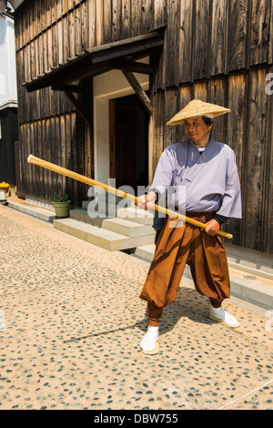 Tradizionalmente vestito uomo in Dejima, uomo fatto isola del Porto di Nagasaki, Kyushu, Giappone, Asia Foto Stock