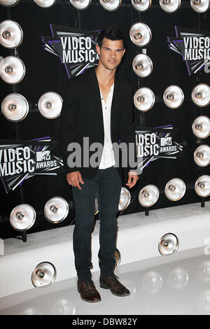 Taylor Lautner 2011 MTV Video Music Awards tenutosi presso la Live - Gli arrivi di Los Angeles, California - 28.08.11 Foto Stock