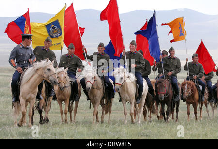 Membri della Mongolia le forze armate 234 unità di cavalleria dare una dimostrazione della loro abilità a cavallo durante la cerimonia di apertura dell'esercizio Khaan Ricerca Agosto 3, 2013 in cinque colline Area Formazione e Mongolia. Foto Stock