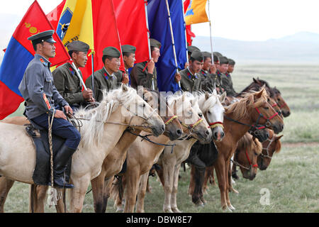 Membri della Mongolia le forze armate 234 unità di cavalleria dare una dimostrazione della loro abilità a cavallo durante la cerimonia di apertura dell'esercizio Khaan Ricerca Agosto 3, 2013 in cinque colline Area Formazione e Mongolia. Foto Stock