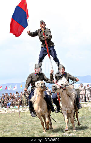 Membri della Mongolia le forze armate 234 unità di cavalleria dare una dimostrazione della loro abilità a cavallo durante la cerimonia di apertura dell'esercizio Khaan Ricerca Agosto 3, 2013 in cinque colline Area Formazione e Mongolia. Foto Stock