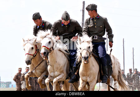 Membri della Mongolia le forze armate 234 unità di cavalleria dare una dimostrazione della loro abilità a cavallo durante la cerimonia di apertura dell'esercizio Khaan Ricerca Agosto 3, 2013 in cinque colline Area Formazione e Mongolia. Foto Stock