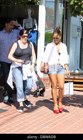 Christina Milian esce Fred Segal con gli amici dopo un po' di shopping in West Hollywood West Hollywood, California - 30.08.11 Foto Stock