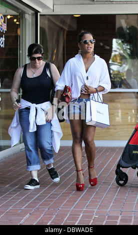 Christina Milian esce Fred Segal con gli amici dopo un po' di shopping in West Hollywood West Hollywood, California - 30.08.11 Foto Stock