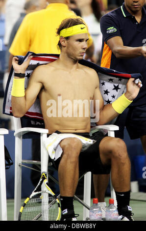 Rafael Nadal di Spagna si asciuga il suo retro prima di cambiare la sua maglietta durante la sua partita contro Andrey Golubev del Kazakistan, martedì 30 agosto 2011, il giorno 2, degli US Open Tennis Tournament, sull'Arthur Ashe Stadium, in Flushing Meadows, Queens, a New York. Nadal Foto Stock