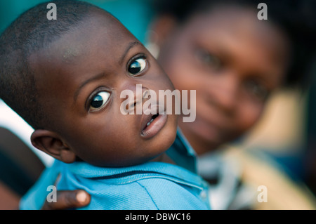 Madre con bambino, a Lomé, Togo Foto Stock