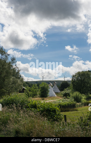 Due tepees e alcune turbine eoliche Foto Stock