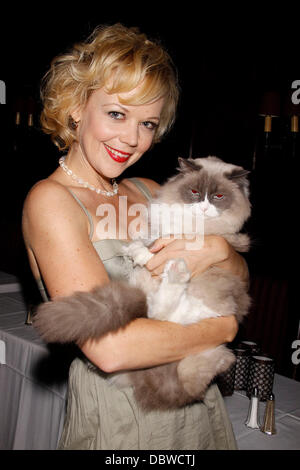 Emily Bergl detiene Matilda, vecchio anno 16 Algonquin cat in residence 'scherzando sulla piazza" interpretato da Emily Bergl, un cabaret concerto tenuto presso la sala di quercia al Algonquin Hotel - Post mostrano la reception New York City, Stati Uniti d'America - 31.08.11 Foto Stock