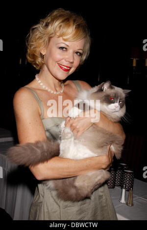 Emily Bergl detiene Matilda, vecchio anno 16 Algonquin cat in residence 'scherzando sulla piazza" interpretato da Emily Bergl, un cabaret concerto tenuto presso la sala di quercia al Algonquin Hotel - Post mostrano la reception New York City, Stati Uniti d'America - 31.08.11 Foto Stock