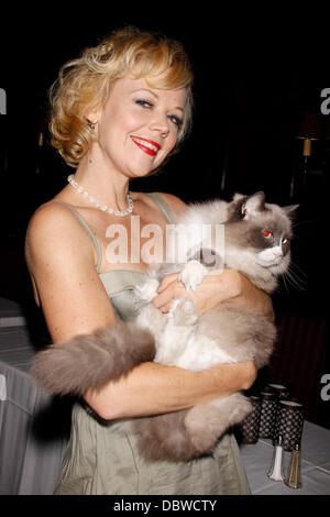 Emily Bergl detiene Matilda, vecchio anno 16 Algonquin cat in residence 'scherzando sulla piazza" interpretato da Emily Bergl, un cabaret concerto tenuto presso la sala di quercia al Algonquin Hotel - Post mostrano la reception New York City, Stati Uniti d'America - 31.08.11 Foto Stock