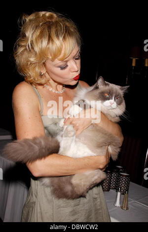 Emily Bergl detiene Matilda, vecchio anno 16 Algonquin cat in residence 'scherzando sulla piazza" interpretato da Emily Bergl, un cabaret concerto tenuto presso la sala di quercia al Algonquin Hotel - Post mostrano la reception New York City, Stati Uniti d'America - 31.08.11 Foto Stock