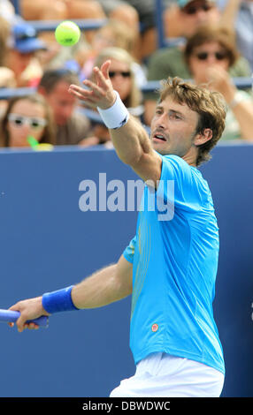 Juan Carlos Ferrero, di Spagna gioca contro Gael Monfils, della Francia durante il giorno quattro del 2011 US Open al USTA Billie Jean King National Tennis Center nel quartiere di lavaggio del Queens borough di New York City. Ferrero ha vinto in cinque set 7-6, Foto Stock