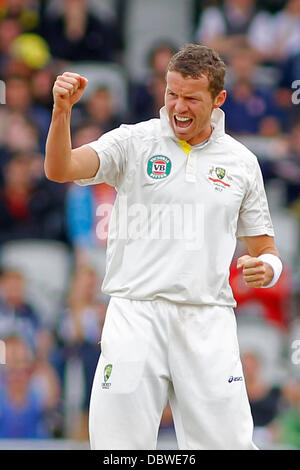 Manchester, Regno Unito. 05 Ago, 2013. Peter Siddle celebra tenendo il paletto di Kevin Pietersen durante il giorno cinque delle ceneri Investec 4 test match a Old Trafford Cricket Ground, il Agosto 05, 2013 a Londra, Inghilterra. Credito: Mitchell Gunn/ESPA/Alamy Live News Foto Stock