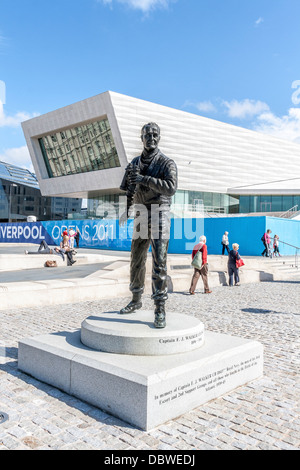 Capitano F J Walker CB DSo Royal Navy 1896 - 1944 al di fuori del fegato edifici in Liverpool Foto Stock
