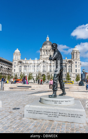 Statua del capitano F J Walker CB DSo Royal Navy 1896 - 1944 al di fuori del fegato edifici in Liverpool Foto Stock