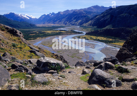 Las Vueltas river, El Chalten. Los Andes mountain range. Parco nazionale Los Glaciares. Santa Cruz provincia. La Patagonia. Argentina. Foto Stock